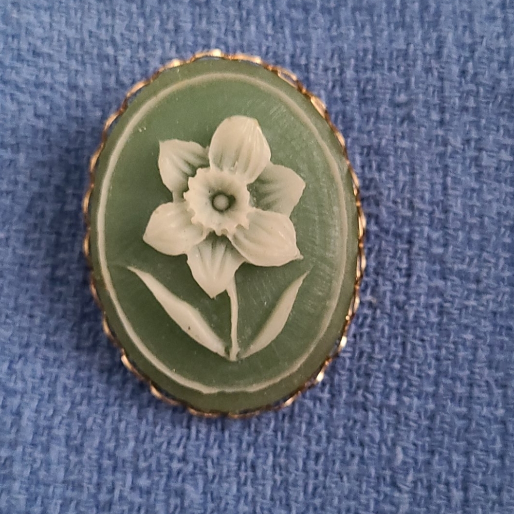 Daffodil cameo pin